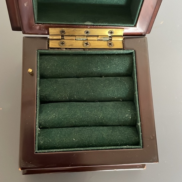 Bombay Musical Ring Box - Picture 8 of 8